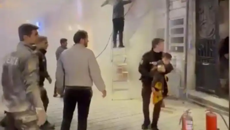 Beyoğlu’ndaki Büfede Çıkan Yangın: Küçük Çocuğu Ekipler Kurtardı