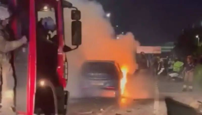 Otoyolda Bariyerlere Çarpan Araç Alev Alev Yandı: Şoke Edici Görüntüler