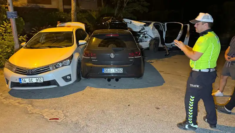 Alkollü Sürücü Sokağı Kargaşaya Sürükledi: Üç Araç Hasar Gördü