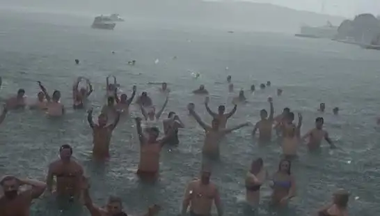 İstanbul'un Bebek Sahili'nde Yağmura Rağmen Denize Girenler Şaşırttı!