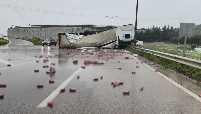 TIR Devrildi, İçecekler Yolda Satışa Çıktı: Ekonomik Kriz Ortamında İlginç Bir Olay!