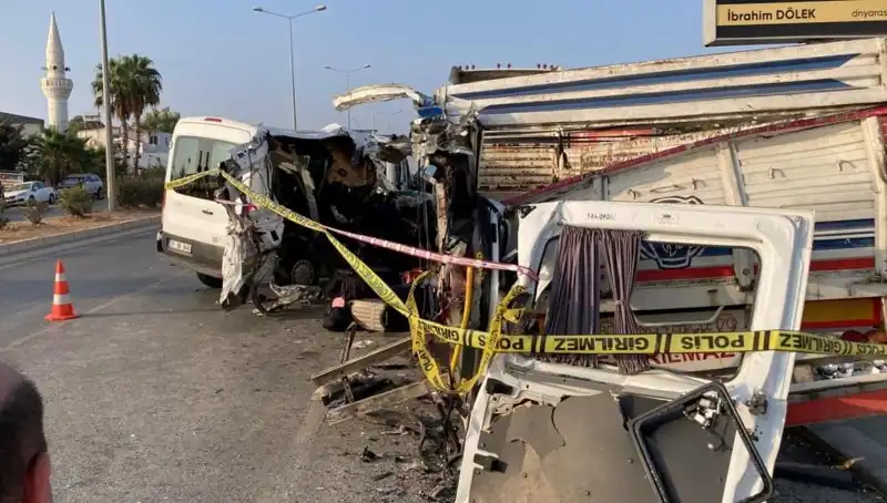 Mersin'de Tatil Yolunda Feci Kaza: Can Kaybı ve Yaralılar Şokta!