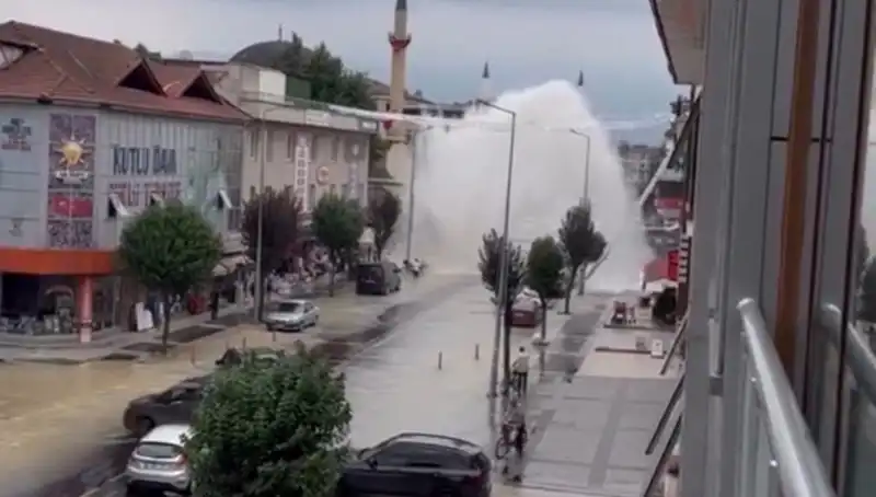 İçme Suyu Hattı Patladı, Şehirde Su Fışkırdı!