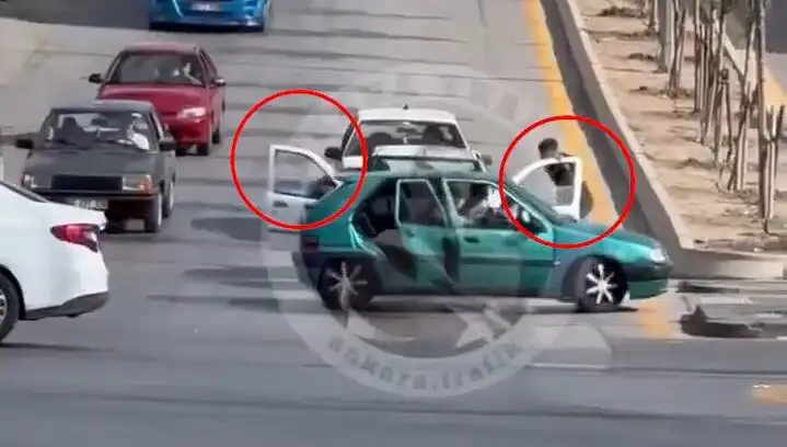 Trafikte Bıçak ve Kılıçlarla Saldırı: Panik Anları ve Gözaltı İşlemleri
