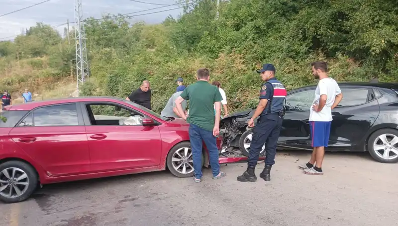 Karamürsel’de Feci Kaza: İki Otomobil Çarpıştı, Dört Yaralı!