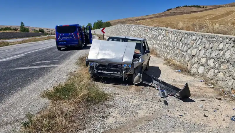 Kontrolden Çıkan Otomobil Duvara Çarptı: İki Yaralı, Olayın Ayrıntıları Ortaya Çıktı