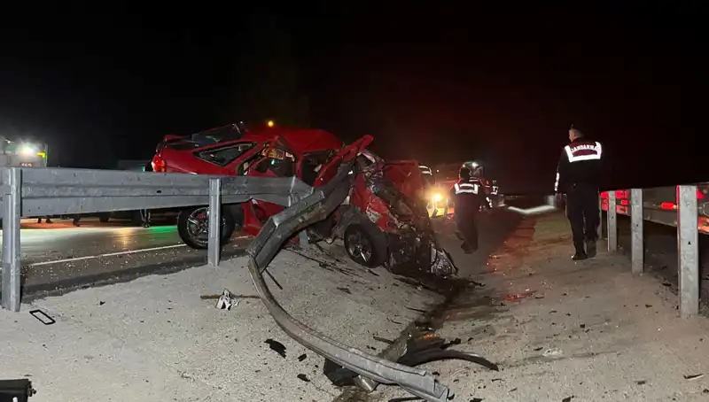 İstanbul’da Bariyerlere Çarpan Araçta Feci Kaza: 2 Hayatını Kaybetti