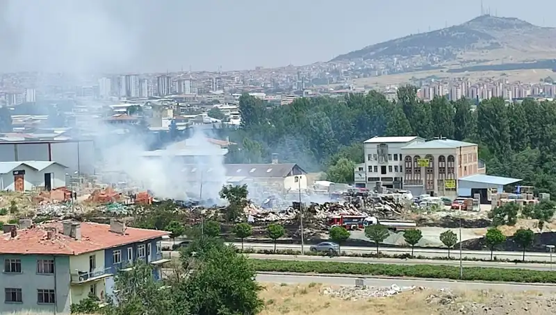 Otluk Alanda Başlayan Yangın, Depoyu Küllerine Katı Yaptı!