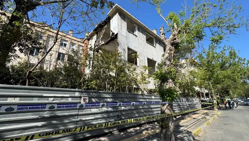 Bakırköy'de Deprem Korkusu: Metruk Bina Kısmen Çöktü!