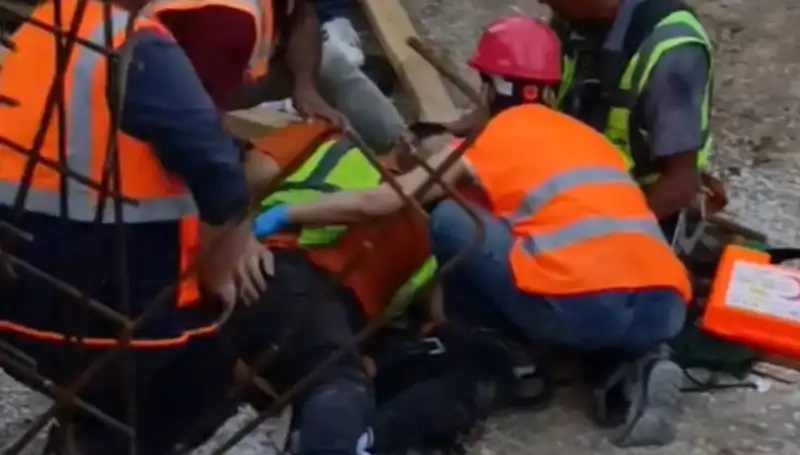Adana'da İnşaat Faciası: İki İşçi Yaralandı, Detaylar Şok Edici!