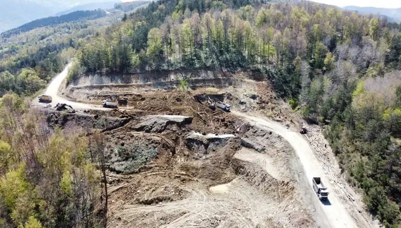 Kastamonu-Çatalzeytin Kara Yolunda Heyelan: Ulaşımda Aksamalar ve Güvenlik Önlemleri