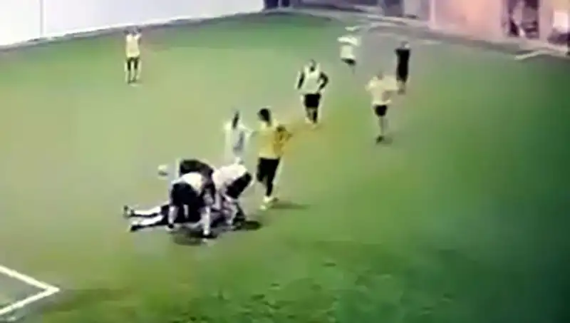 Adana'da Halı Saha Tesisinde Trajik Bir Olay: 3 Çocuk Babası Hayatını Kaybetti