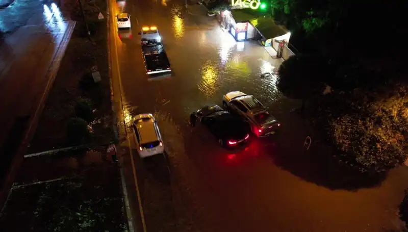 Adana’da Şiddetli Sağanak Yağış: Sokaklar ve Caddeler Nehre Döndü