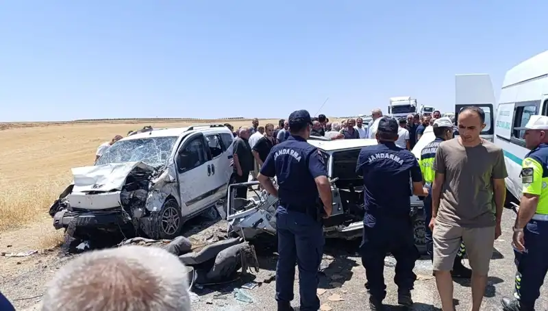 Otomobil ve Hafif Ticari Araç Çarpışması: 4 Kişi Hayatını Kaybetti, 1 Kişi Yaralı