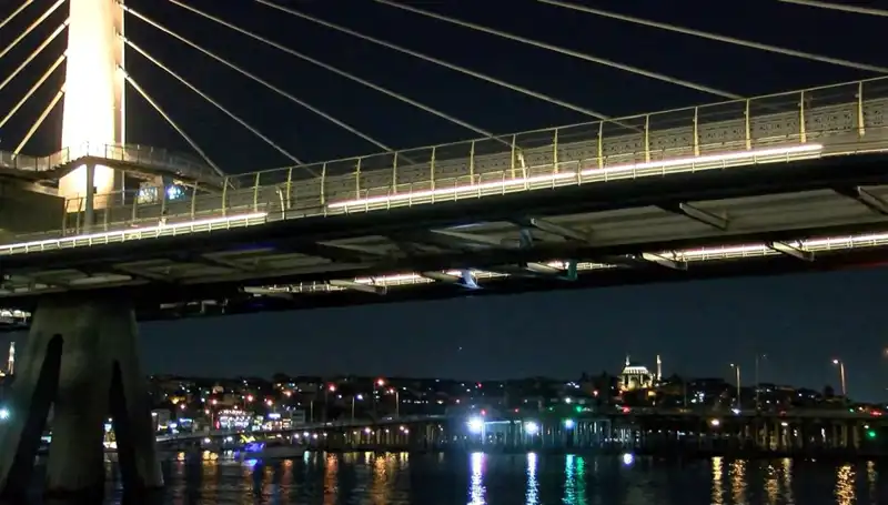 Metro Köprüsünden Denize Düşen Kişiye Ulaşmak İçin Arama Çalışmaları Sürüyor