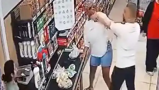 Markette Şok Eden Anlar: Kasa Sırasında Kadına Saldırı!