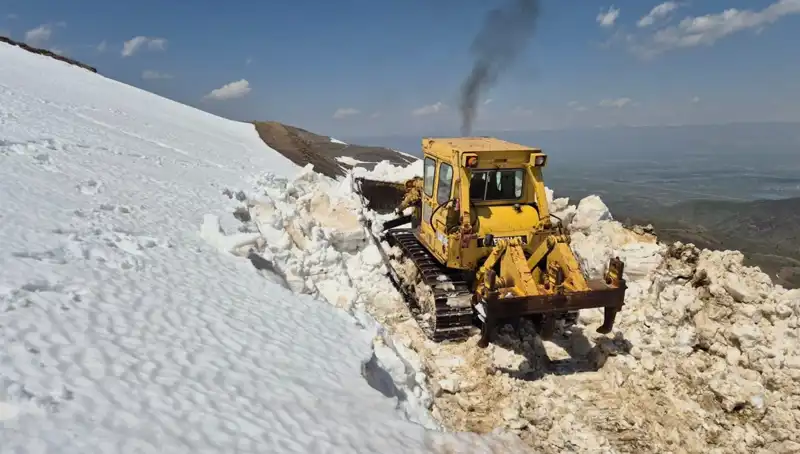 Nisan Ayında 2 Metrelik Karda Zorlu Yol Açma Çalışmaları Başladı