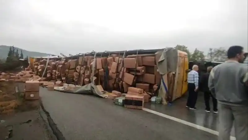 TEM’de TIR Devrildi: Ankara Yolu Trafiği Kilitlendi