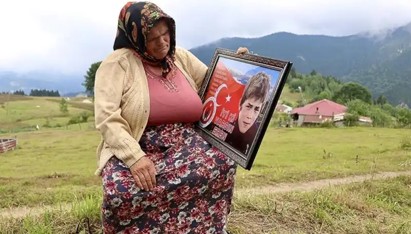 DEM Parti, Eren Bülbül'ün Annesini Unutmadı: Bayram Kutlaması Neşesi