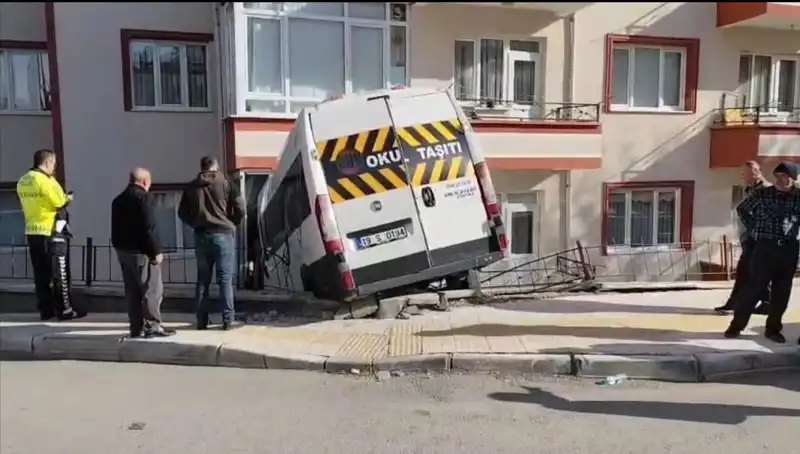 Okul Servisi Heyecan Dolu Bir Kaza Geçirdi: İki Öğrenci Yaralandı!