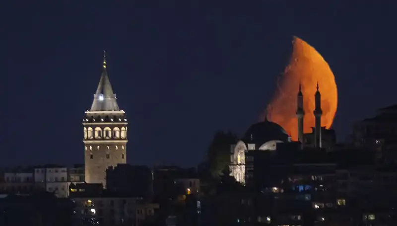 İstanbul'da Yarım Ay Etkisi: Şehrin Güzellikleriyle Büyüleyen Görüntü