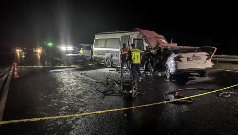 Ters Yönde Giden Minibüs Alev Alev Yandı: 1 Ölü, 1 Yaralı