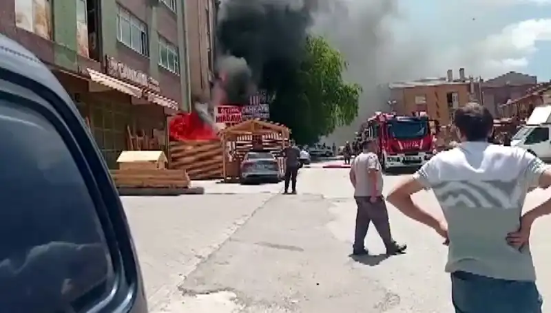 Ankara'da Çıkan Yangın, İş Yerlerini Küller İçinde Bıraktı
