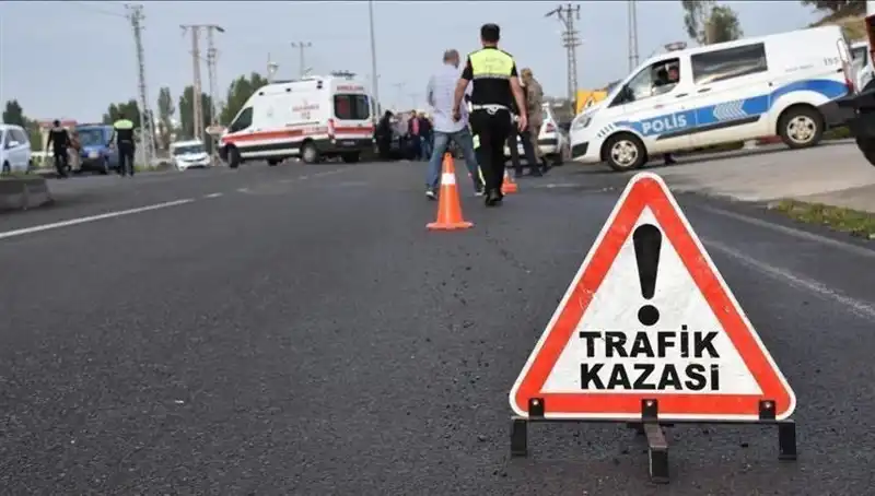 Antalya'da Otomobil Kanalda Devrildi: 2 Yaralı!