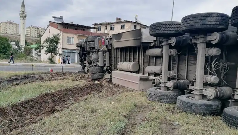Erzurum'da Freni Boşalan TIR Dehşet Saçtı: Kazanın Detayları Şok Edici