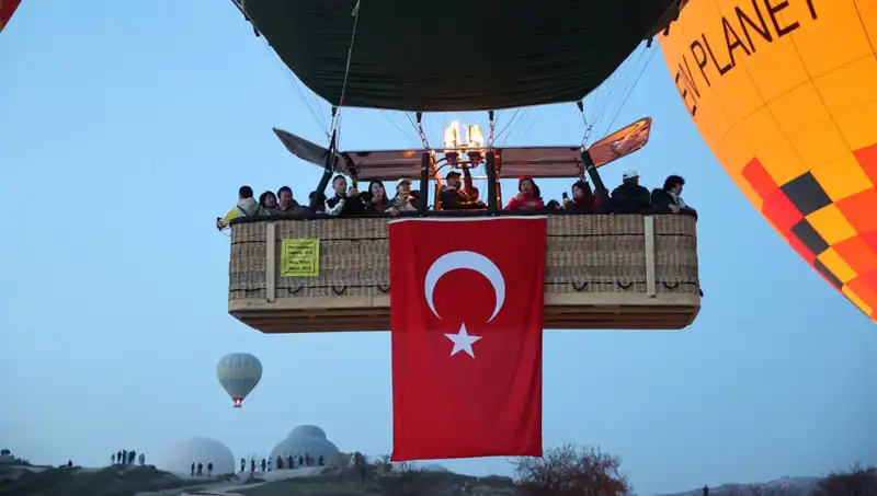 Kapadokya'da 23 Nisan Coşkusuna Renk Katan Bayraklı Balonlar