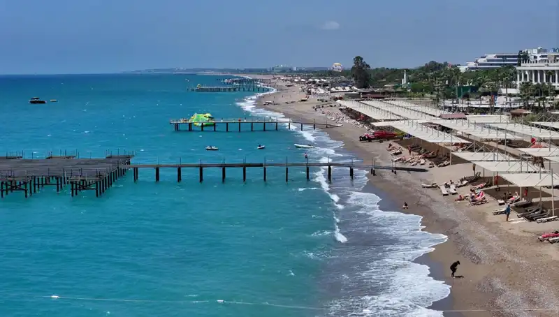 Antalya Sahillerinde Güneşli Hava: Tatilcilerin Yüzü Gülüyor!