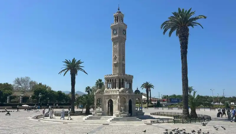 İzmir’de Sıcak Hava Rekor Kırdı: Meydanlar Boşaldı!