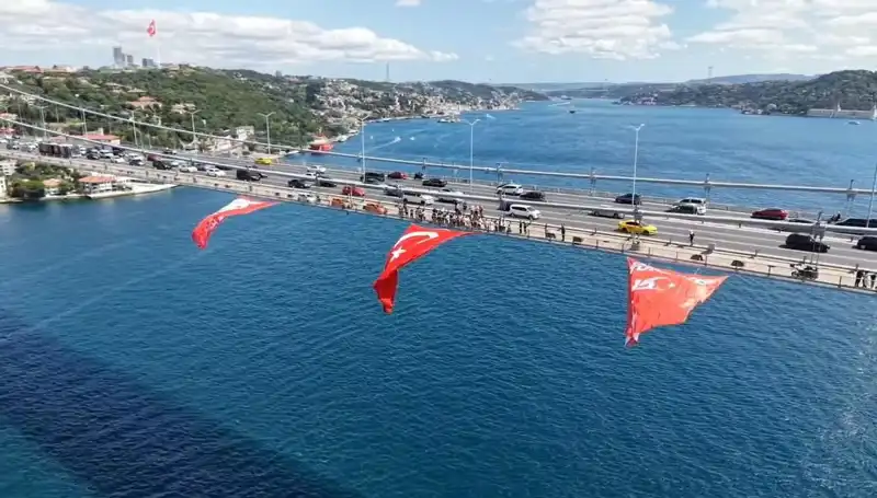 İstanbul’un İkonik Köprüsünde Dev Türk Bayrağı Coşkusu