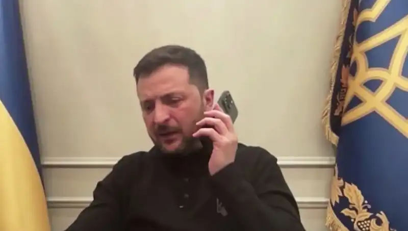 Zelenski'nin Basın Toplantısında Macron'dan Beklenmedik Telefon Görüşmesi