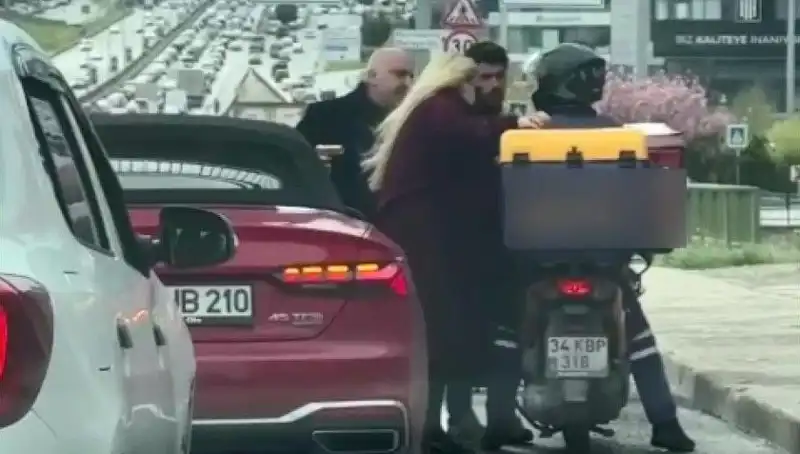 D-100'de Korku Dolu Anlar: Motokuryeye Silah Çeken Adamın Hikayesi
