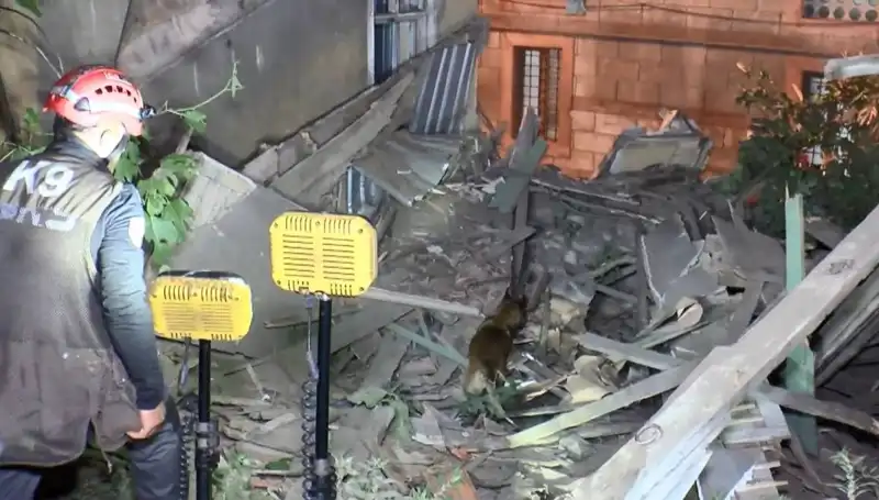 İstanbul'da Deprem Sonrası Hasar Gören Bina Çöktü, Vatandaşlar Tedirgin!