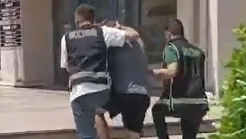 Sırbistan'da Sahte Dövizle Alışveriş Yapan Turist Sınır Dışı Edildi