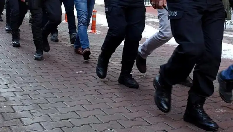 Antalya'da Silah Kaçakçılarına Büyük Operasyon: 15 Gözaltı!