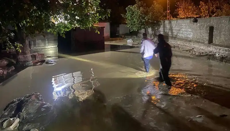 20 Dakikalık Yağış Sonrası Felaket: 1 Ev Çöktü, 3 Ev Boşaltıldı