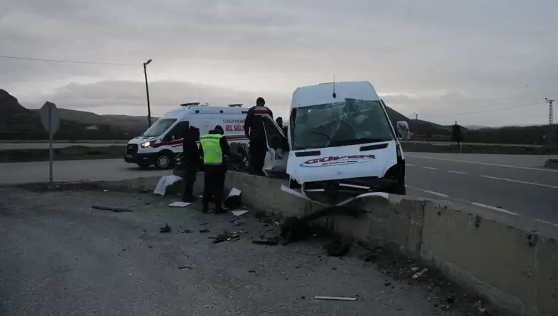 İşçi Servisi İstinat Duvarına Çarptı: Meydana Gelen Kazanın Detayları