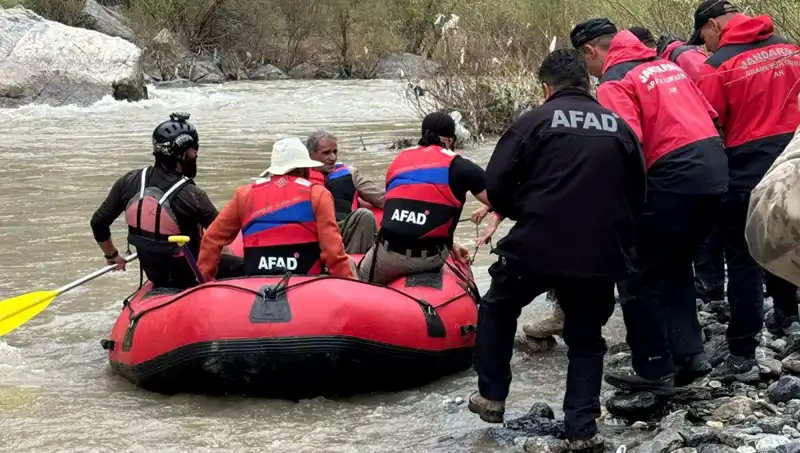 Zap Suyu Kenarında Mahsur Kalan 4 Kişi Kurtarıldı, Dram Dolu Anlar Yaşandı