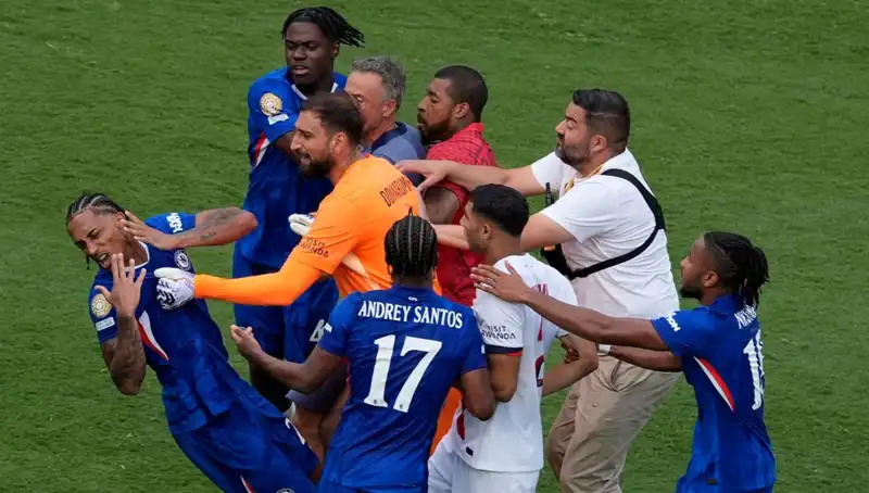 Futbol Finalinde Şok Eden Olay: Teknik Direktörden Futbolcuya Yumruk!